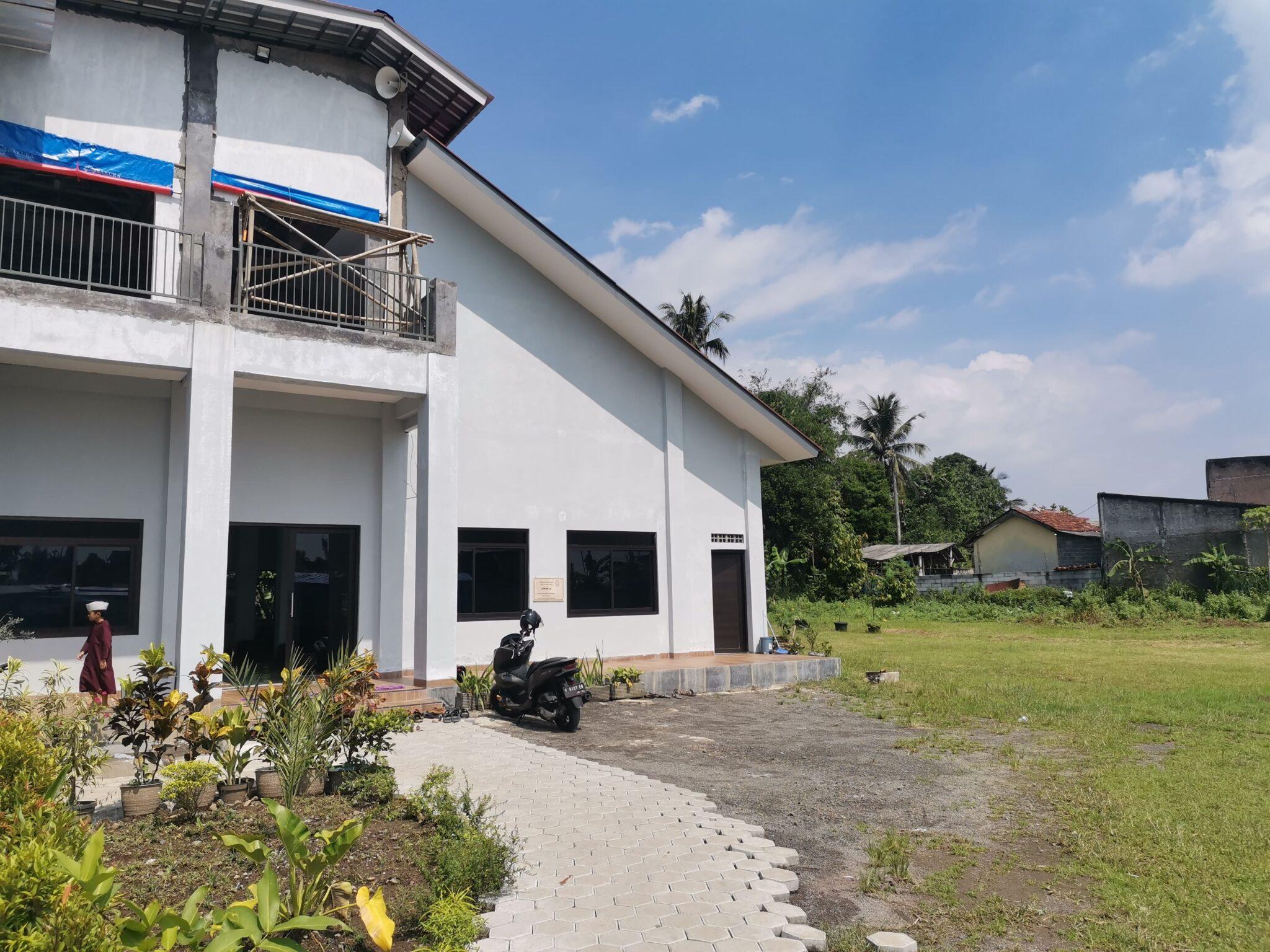 Kegiatan pemasangan paving blok halaman Mesjid At-Taawun